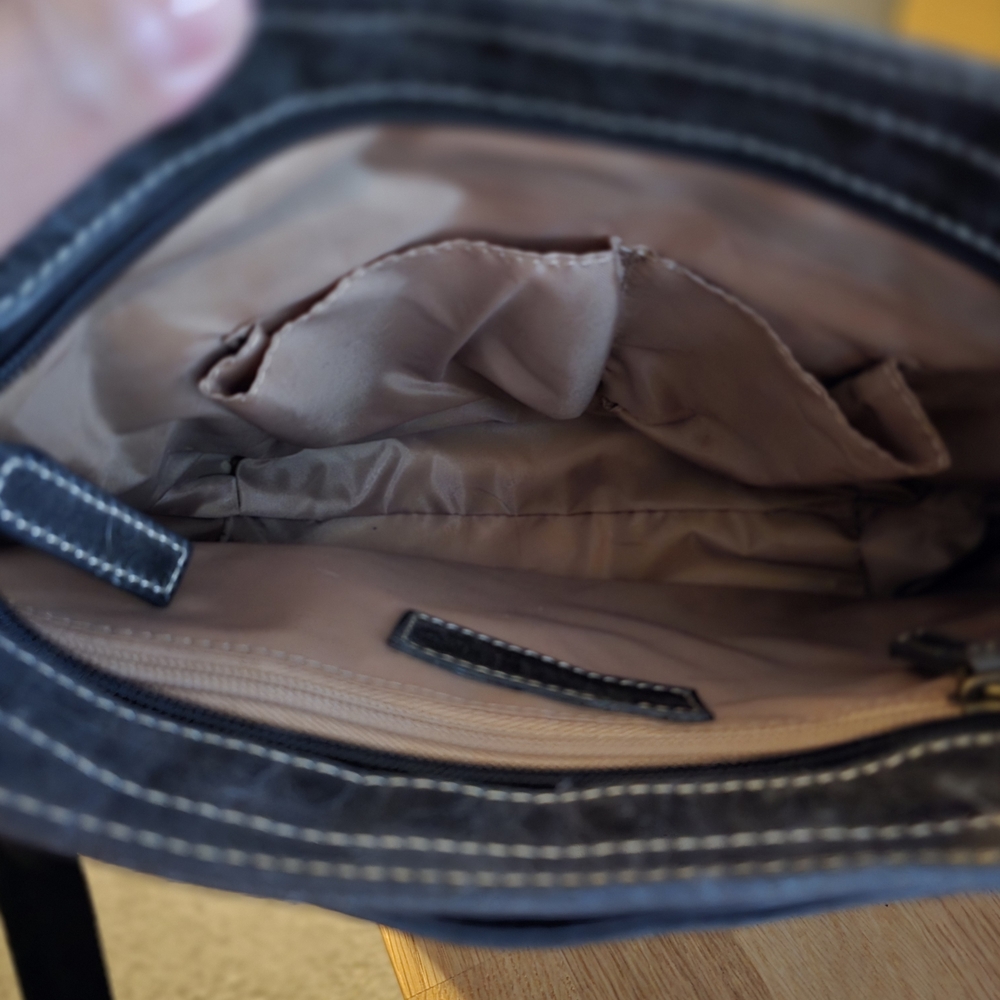 Gun Tote'n Mamas Conceal Carry Leather Crossbody Bag - Picture 3 of 5